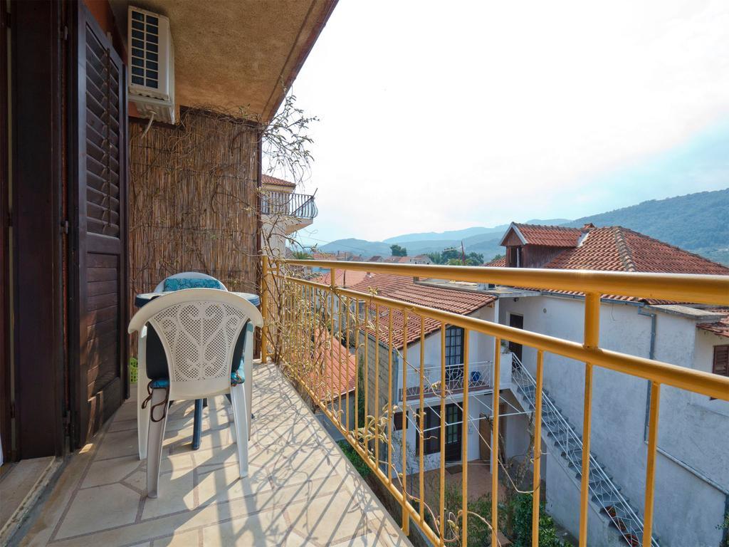 Apartments Srhoj Stari Grad  Esterno foto