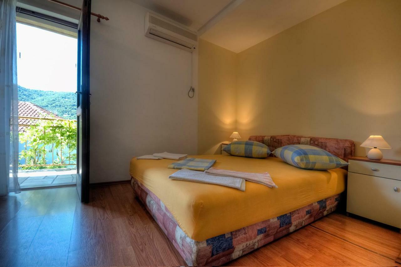 Apartments Srhoj Stari Grad  Esterno foto