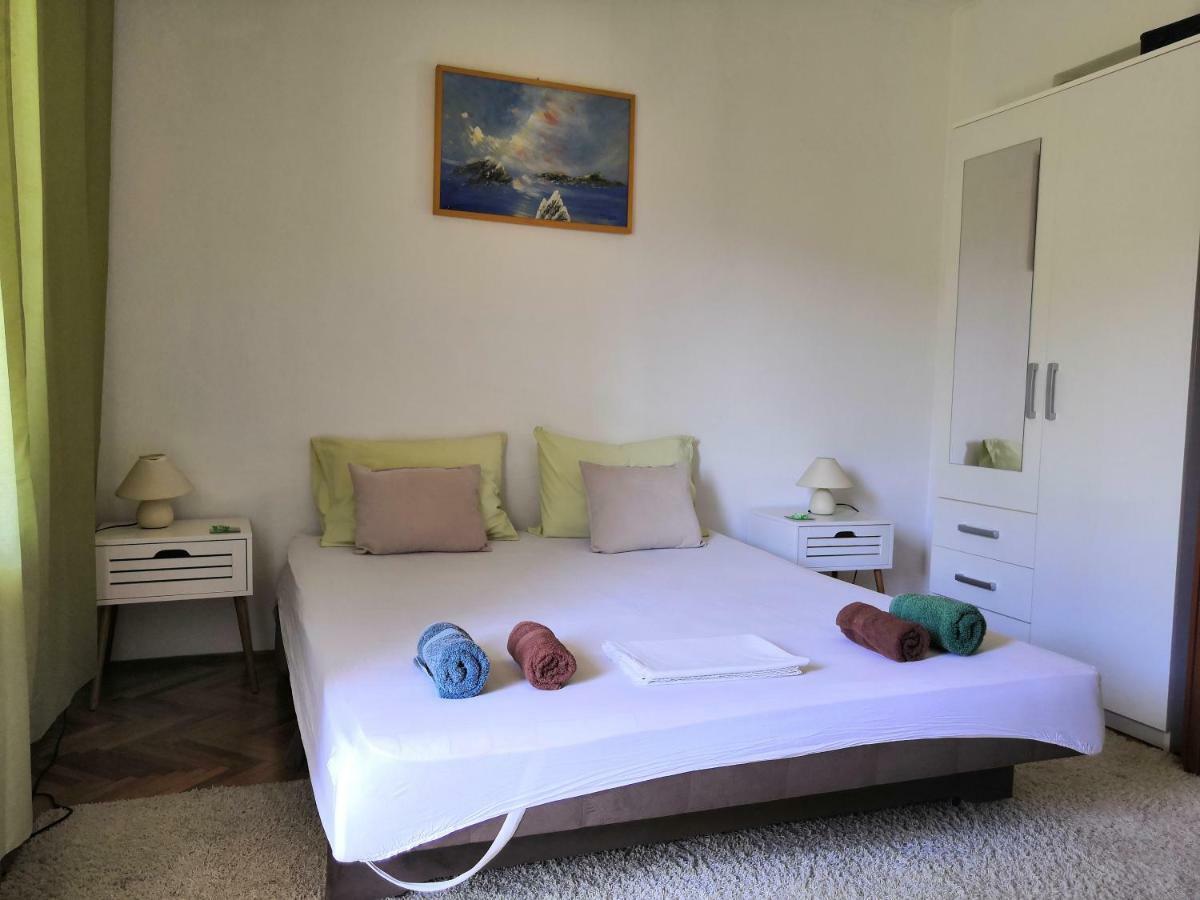 Apartments Srhoj Stari Grad  Esterno foto