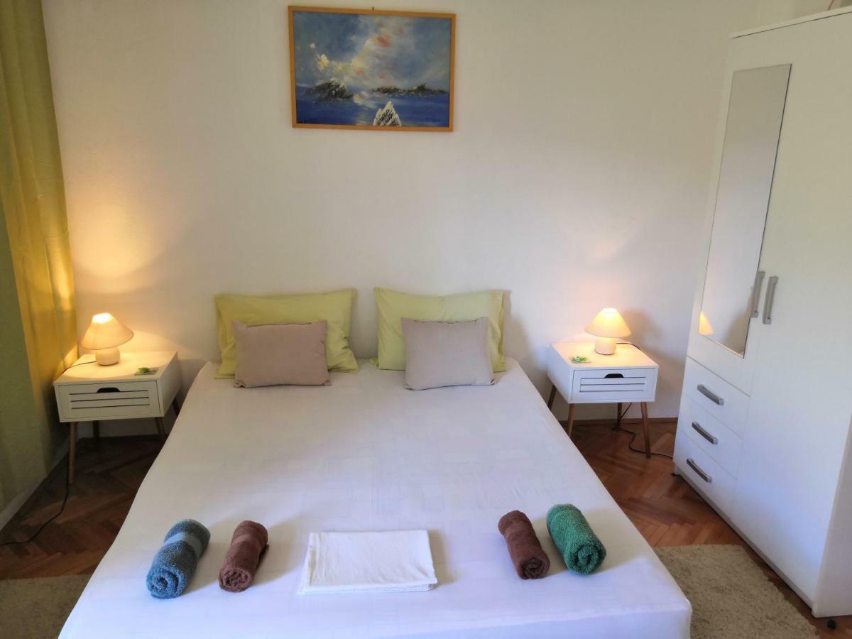 Apartments Srhoj Stari Grad  Esterno foto